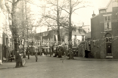 886165 Gezicht in de Frans Halsstraat te Utrecht, met versieringen ter gelegenheid van de Bevrijding.